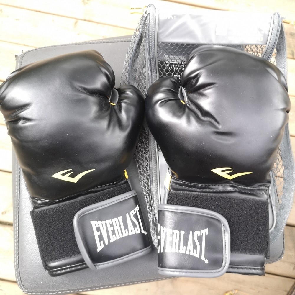 Everlast Classic Boxing Training Gloves Model 5312 Black 12 Oz